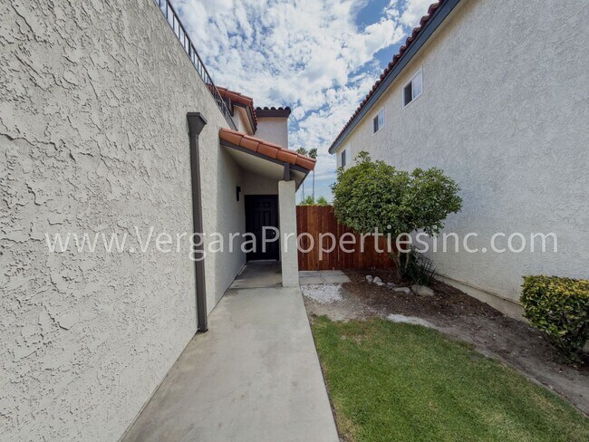 Building Photo - 1136 Gian Dr
