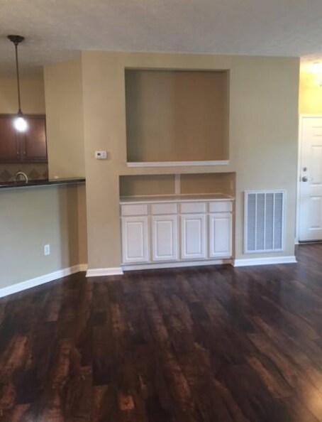 Building Photo - 2 Bed, 2 Bath Condo with Tandem Garage