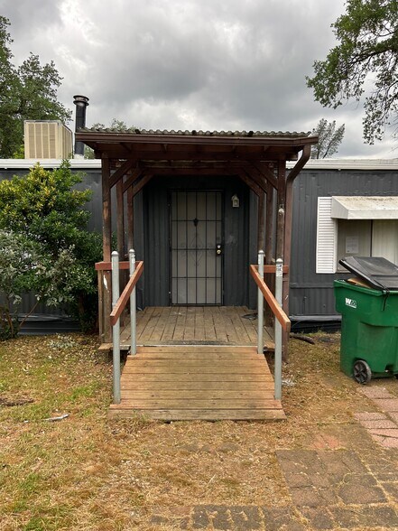 Building Photo - 18395 Oasis Rd