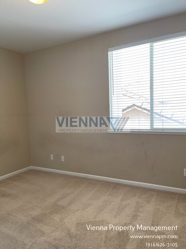Building Photo - Spacious 3 Bedroom Home in Great Location