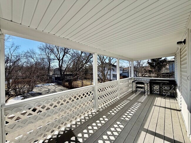 Building Photo - 156 Main St