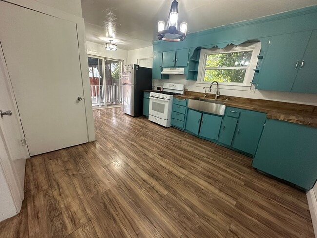 Building Photo - 301 Ainsley Ave