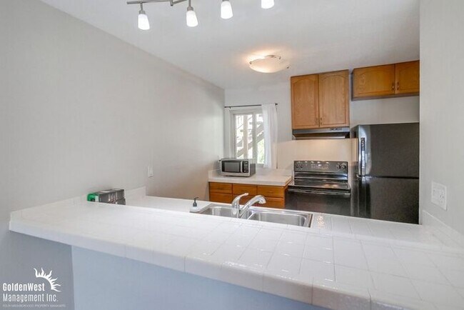 Building Photo - Stylish 2Bdm 1Ba Condo in Gated Clairemont Mesa Community!