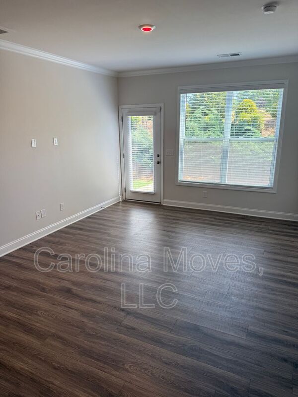 Building Photo - 555 Yellow Fox Rd