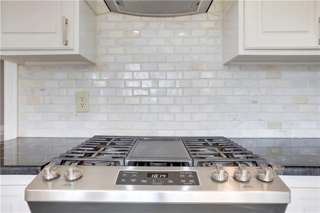 Building Photo - 2020 Oak Ln