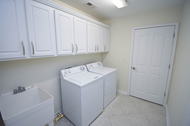 Building Photo - 160 Stonegate Blvd