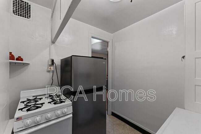 Building Photo - 37 West St Clair Street