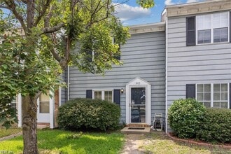 Building Photo - 905 Captains Ct