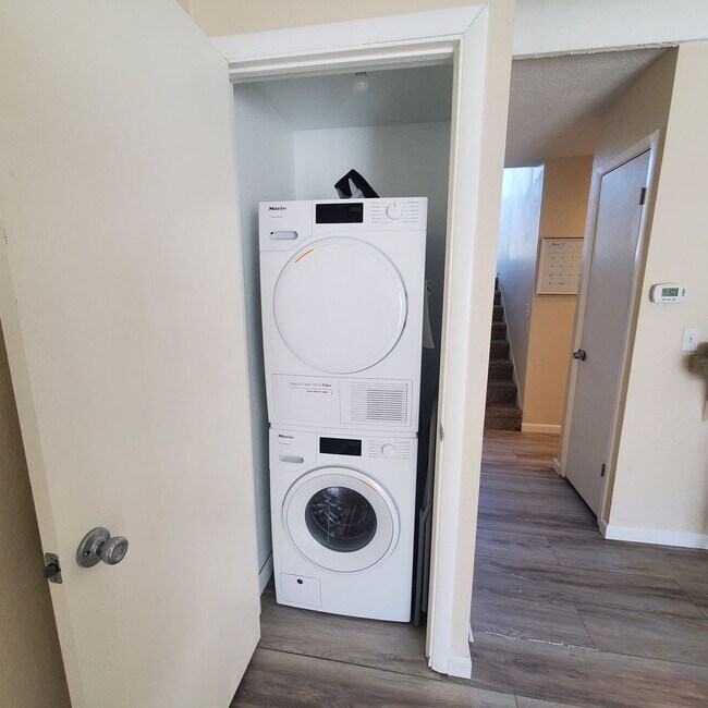 Building Photo - 2 Bedroom Townhome with Pool and Clubhouse/Centrally Located!!