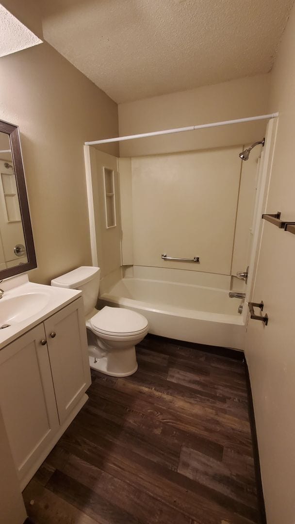 Building Photo - 3 Bedroom, 1 Bathroom split level bi-attached!