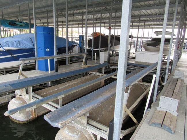 Building Photo - Lakefront 2 bedroom Condo For Rent