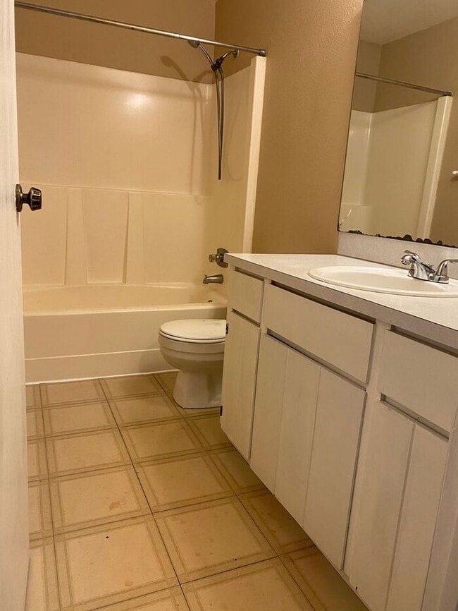 Building Photo - Wonderful 3 Bedroom Duplex in Puyallup!