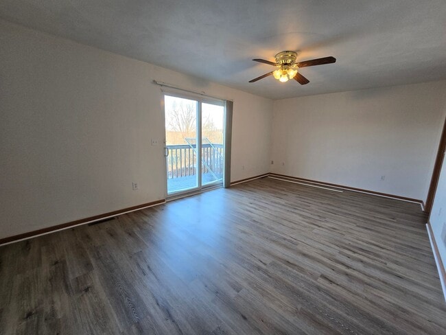 Building Photo - Large 2 Bedroom Townhouse - Burrell School District - Next to Hill Crest Country Club