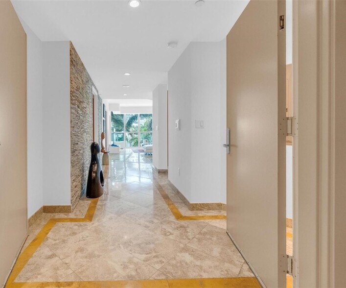 Building Photo - 1331 Brickell Bay Dr