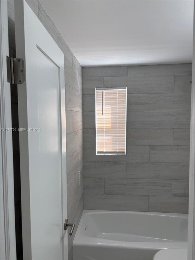 Building Photo - 510 Santander Ave