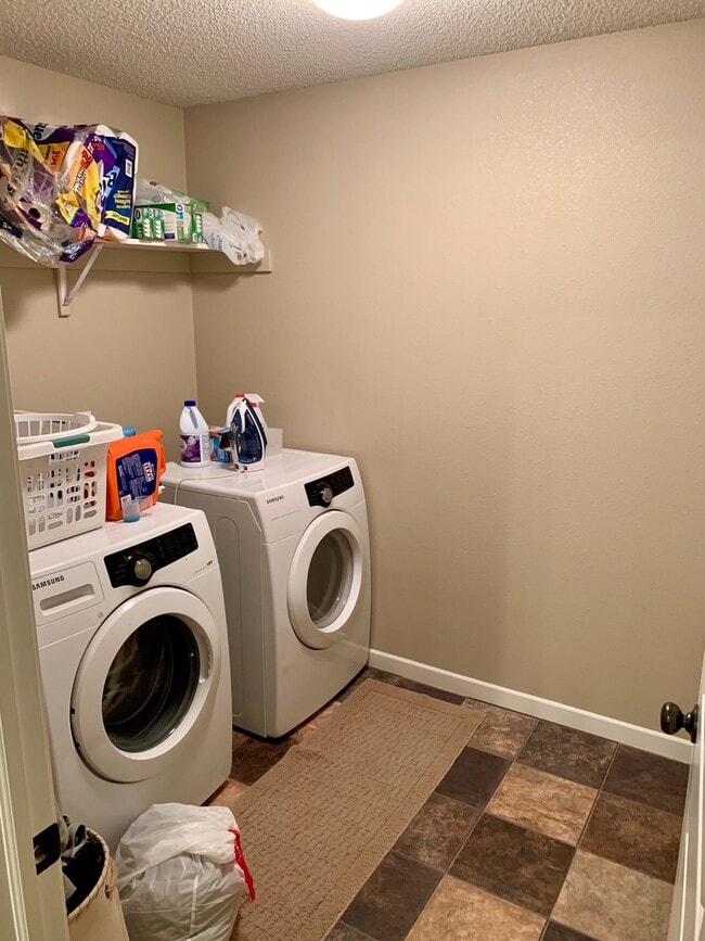 Building Photo - 3 bedroom 2.5 bath townhome