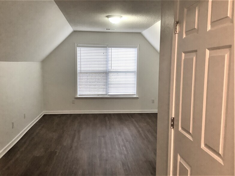 Building Photo - 106 Sweetland Ct