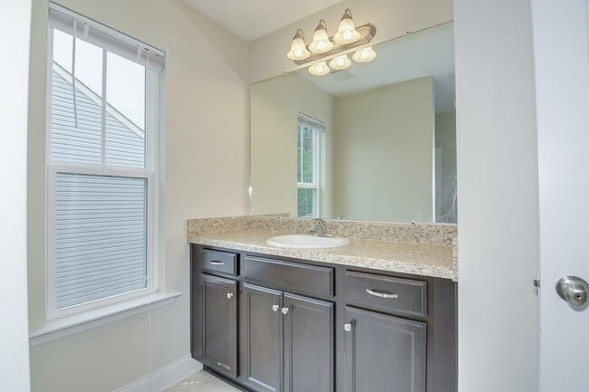 Building Photo - Canterbury Farms 3 Bed 2.5 Bath!