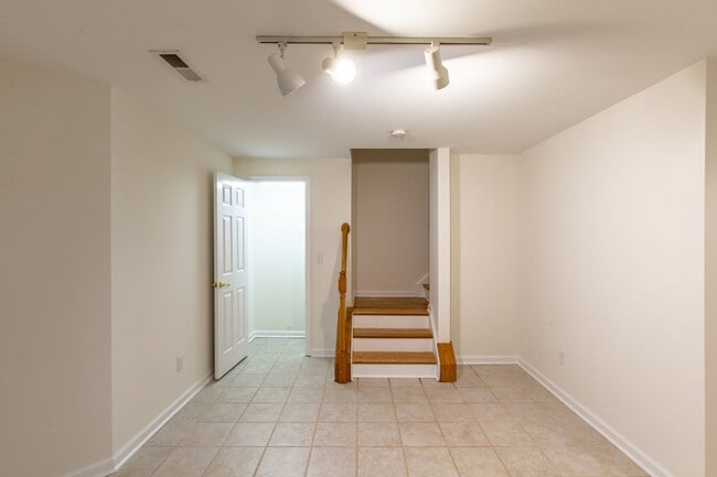 Building Photo - 128 Old Fifth Cir