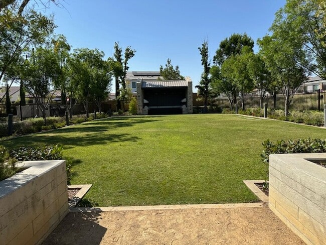 Building Photo - $2,395 Tesoro Viejo Gorgeous 2 Bed + Offic...