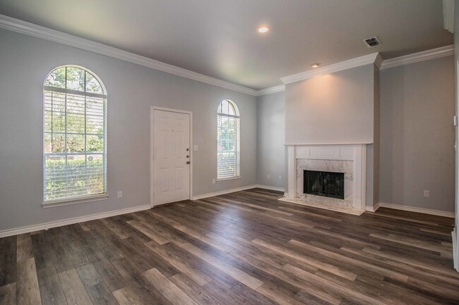 Building Photo - COMING SOON! Recently Renovated 1-Bedroom ...