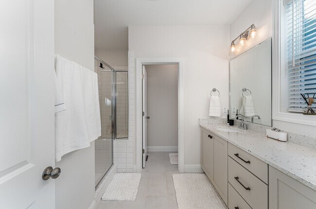 Building Photo - Contemporary 3 Bed, 2 Bath Ranch in Briar ...