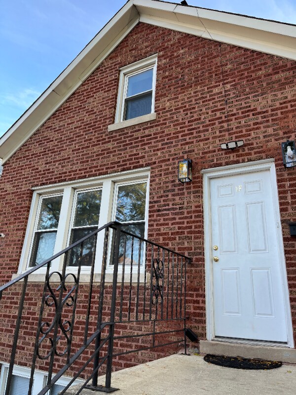 Building Photo - 1639 W 38th Pl