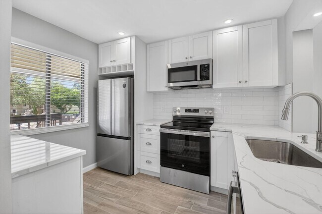 Building Photo - 6649 Somerset Dr