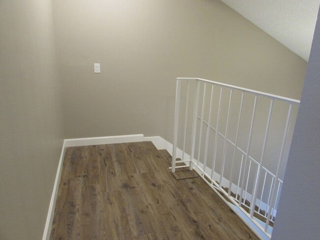 Building Photo - Spacious home/townhome in wonderful neighb...