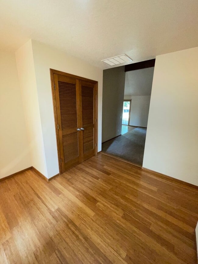 Building Photo - Cute Home with large yard in Hillsboro