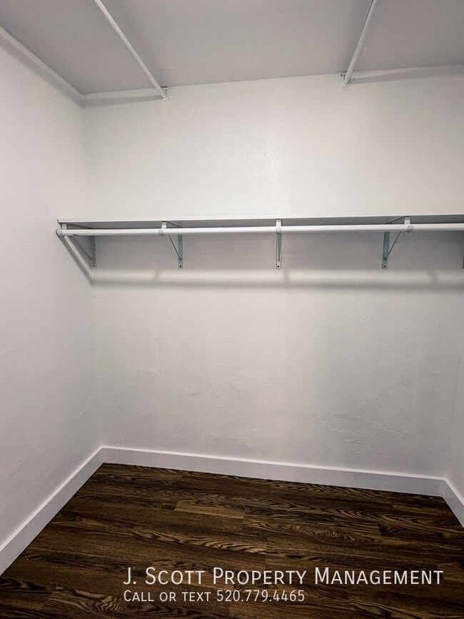 Building Photo - 3621 W Sandra Terrace