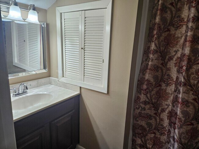 Building Photo - 2 or 3 Bed / 2 Bath Condo in Greenbriar Av...