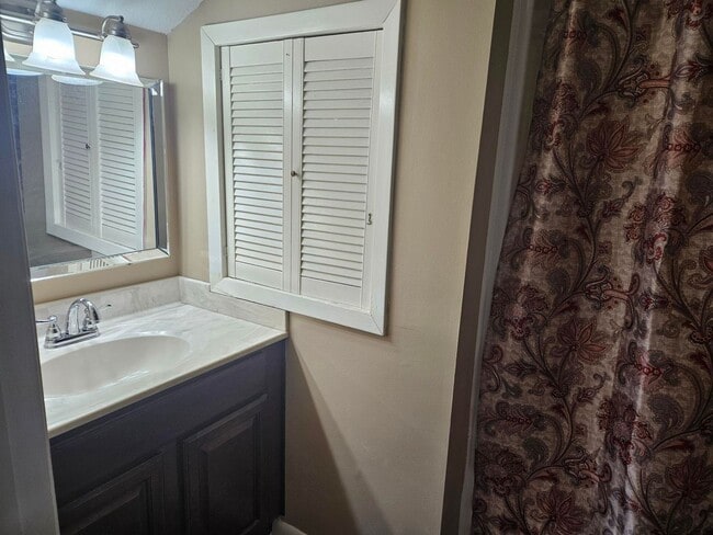 Building Photo - 2 or 3 Bed / 2 Bath Condo in Greenbriar Available Soon!