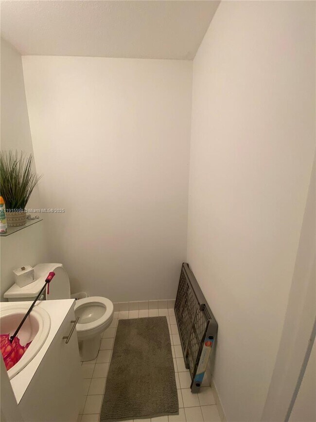 Building Photo - 6245 SW Kendale Lakes Cir