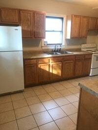 Building Photo - Single Family Home - LAUNDRY INCLUDED! HUGE YARD!