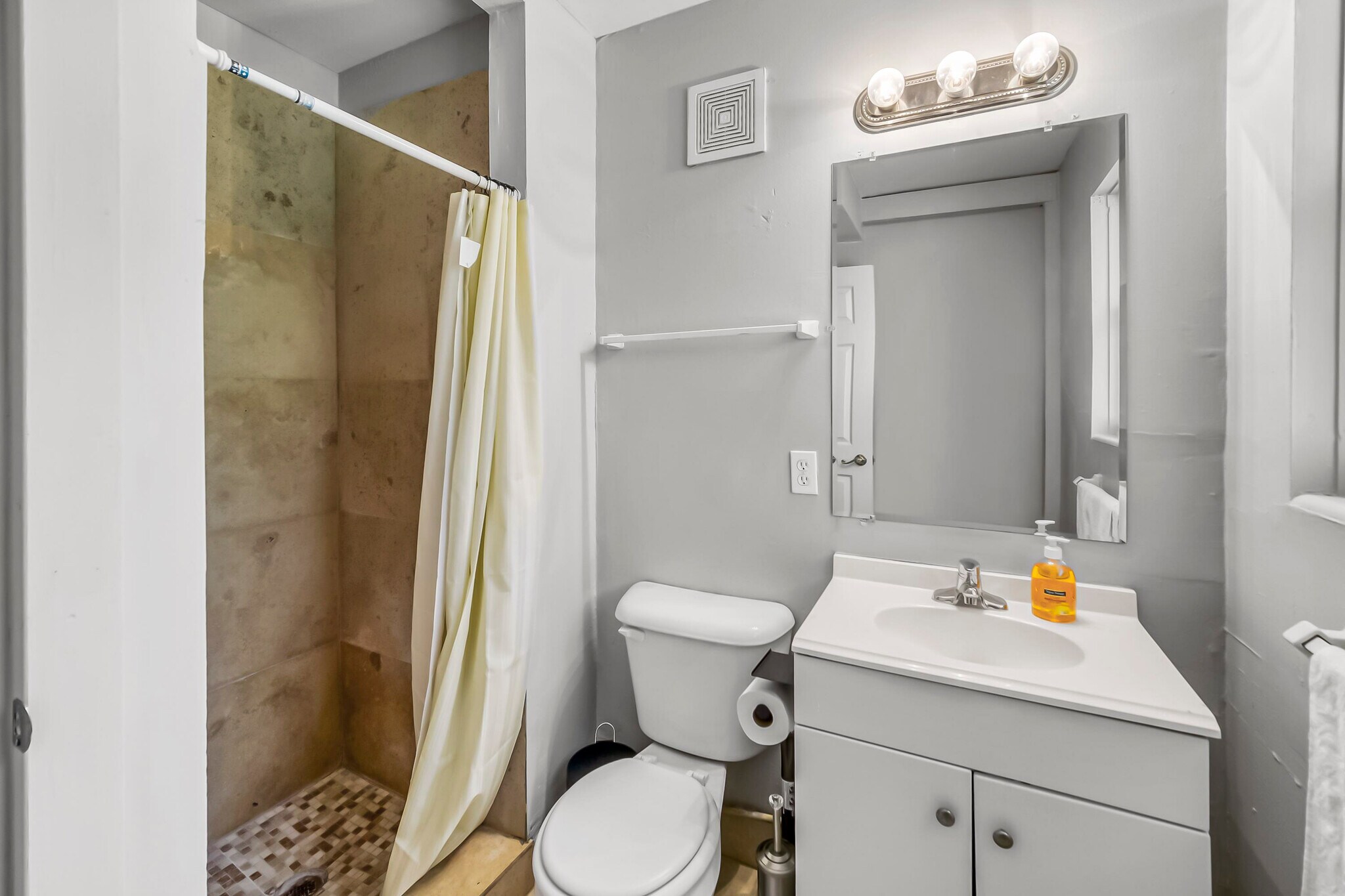 Building Photo - 7042 Rollo Rd