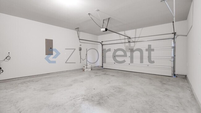 Building Photo - Unit 27327