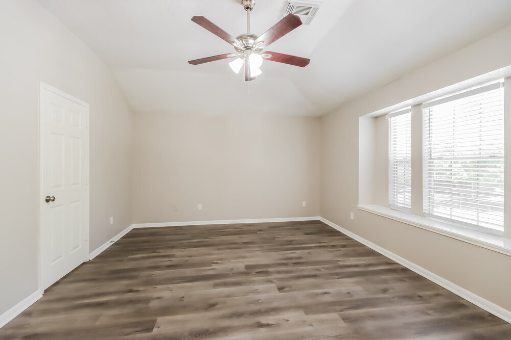 Building Photo - 18450 Hollow Oaks Cir