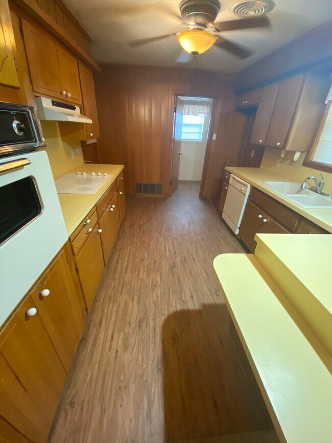 Building Photo - New Flooring in Living/Bedrooms & Other Up...