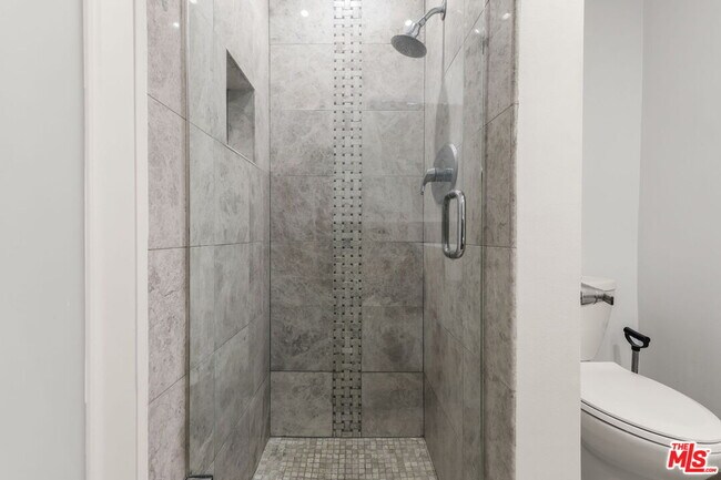 Building Photo - 8550 Holloway Dr