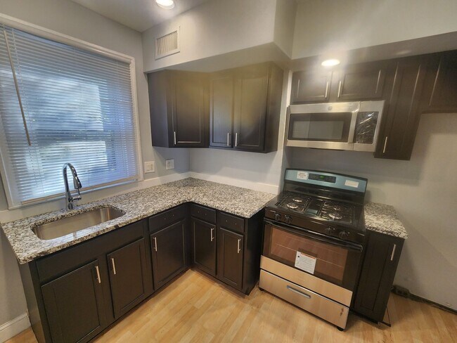 Building Photo - East Oak Lane House for rent with front porch and rear yard