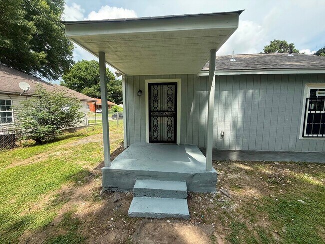 Building Photo - Charming 2 bedroom 1 bath home