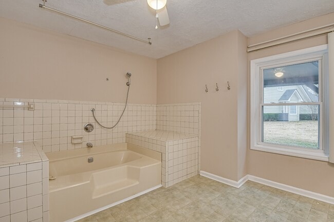 Building Photo - 4410 Goshen Lake Dr S