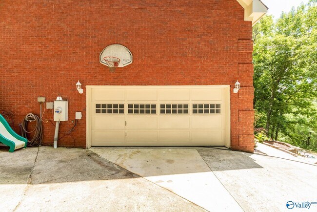 Building Photo - 15033 Greentree Trail SE
