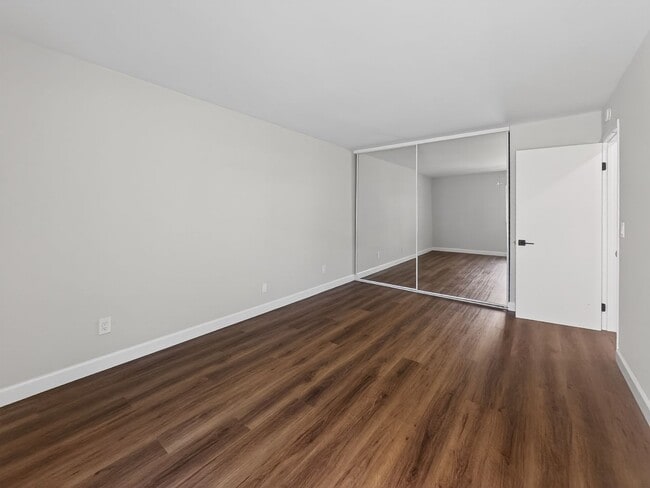 Building Photo - Gorgeous and Completely Remodeled Lower Level Unit with Inside Laundry is Available Now!