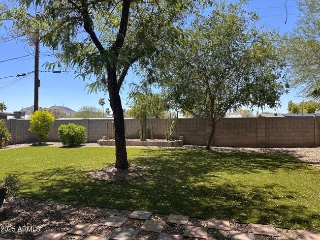 Building Photo - 13830 N 11th Pl