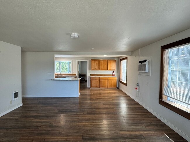 Building Photo - 3 bedroom 1 bathroom remodeled home, w/d h...
