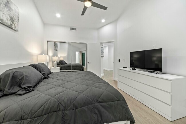 Building Photo - 6553 Via Regina