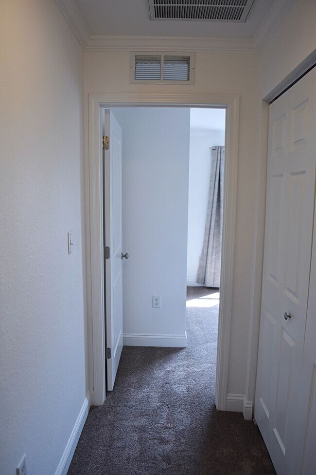 Building Photo - Like NEW 2 Bedroom 2.5 Bath Townhouse in V...