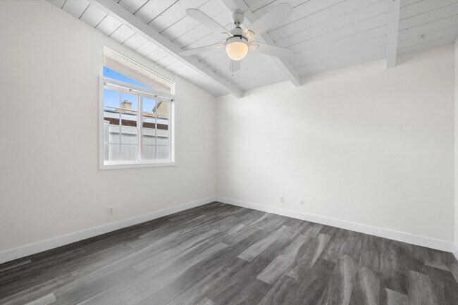 Building Photo - 316 E 21st St